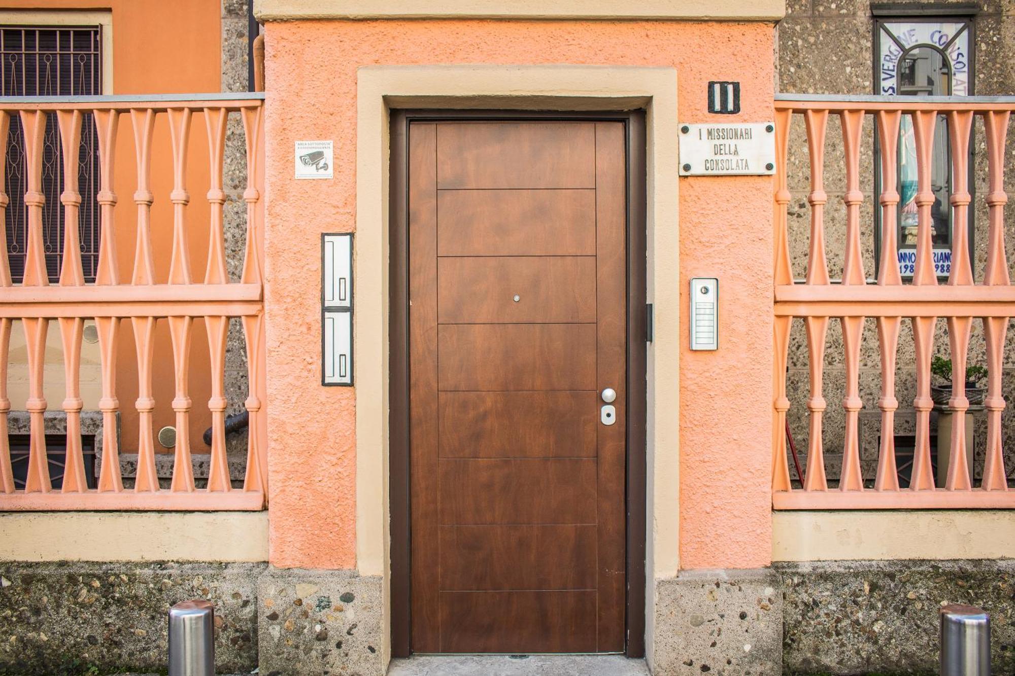 Rrrapido Holy Suites And Rooms - Via Sardegna ميلان المظهر الخارجي الصورة