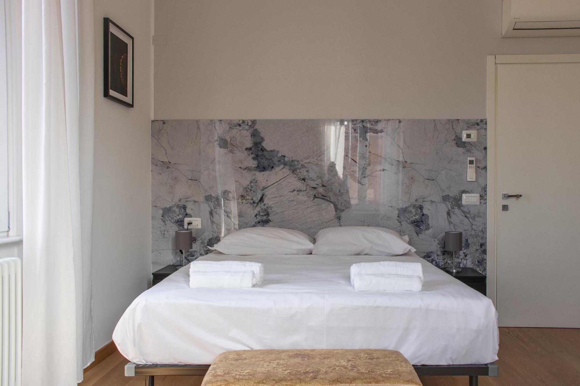 Rrrapido Holy Suites And Rooms - Via Sardegna ميلان المظهر الخارجي الصورة