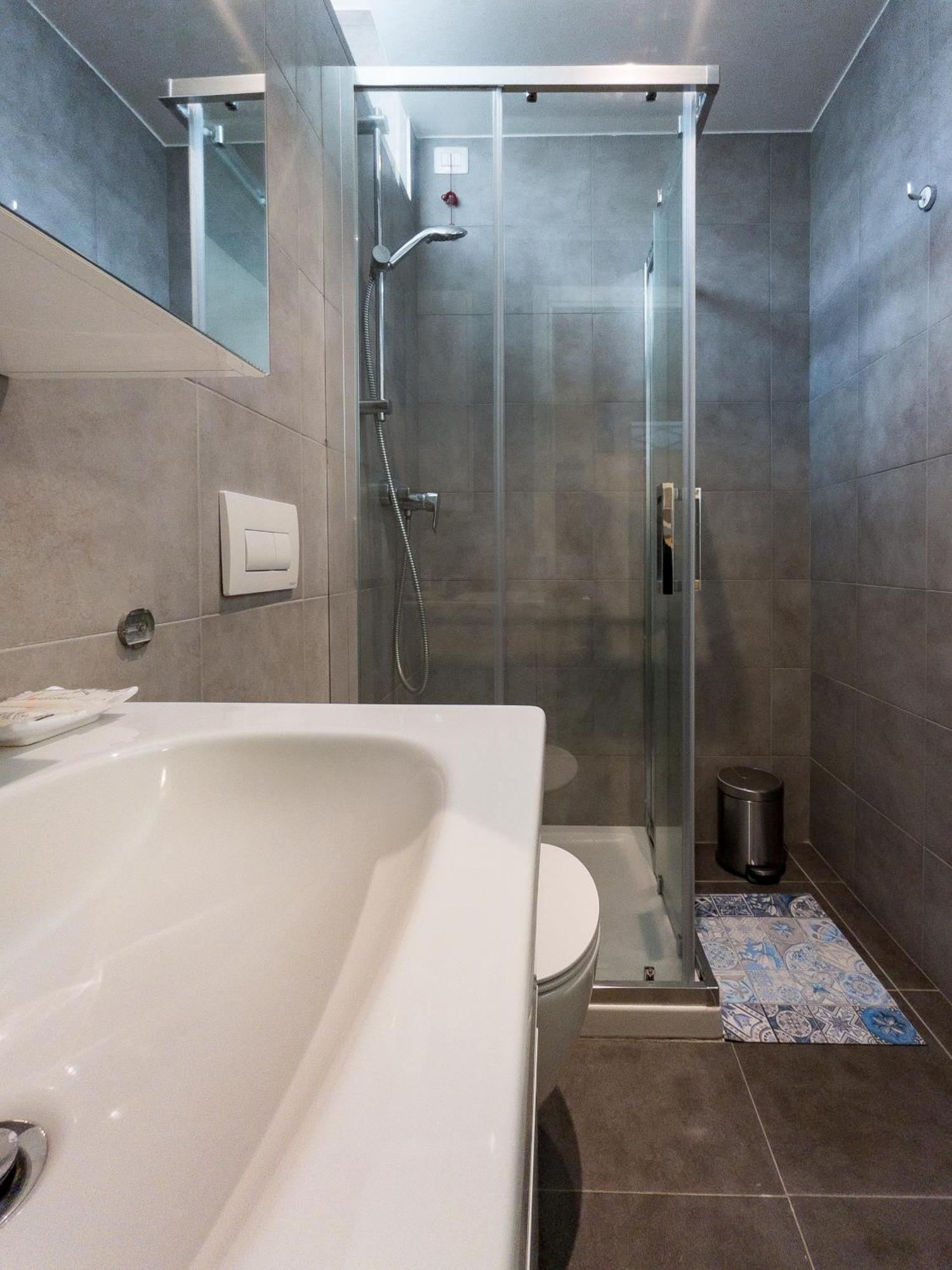 Rrrapido Holy Suites And Rooms - Via Sardegna ميلان المظهر الخارجي الصورة